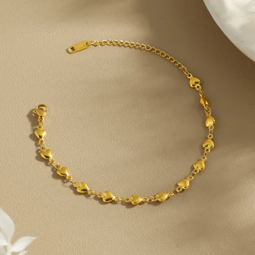 Brazalete de corazones de acero bañado en oro